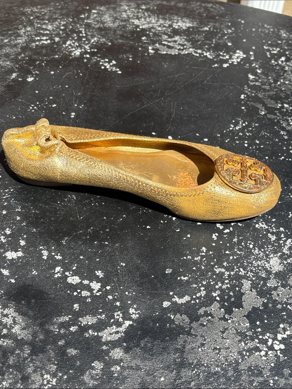 Tory Burch Reva Metallic Gold Crackle Leather Flats with Glitter Emblem Sz 6.5